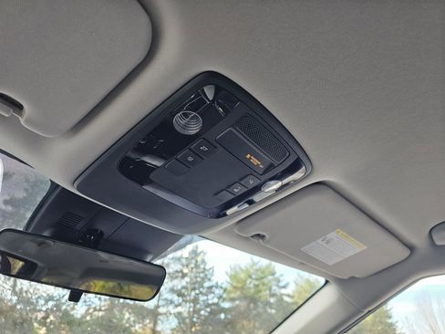 Used 2022 Kia Carnival LX FWD image 29