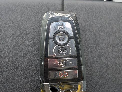 Used 2025 Lincoln Nautilus Premier image 31