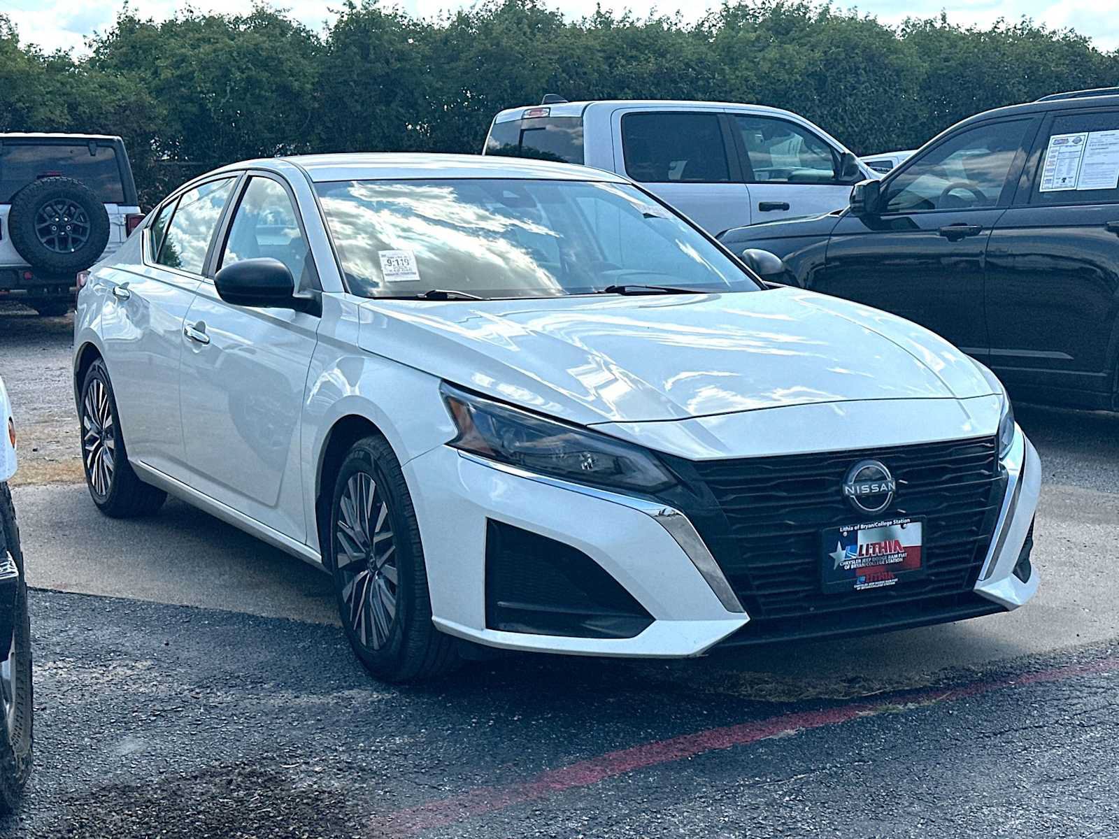 Used 2025 Nissan Altima 2.5 SV FWD image 2