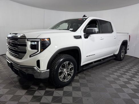 Used 2024 GMC Sierra 1500 SLE w/ X31 Off-Road Package image 9