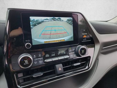Used 2023 Toyota Highlander LE image 19