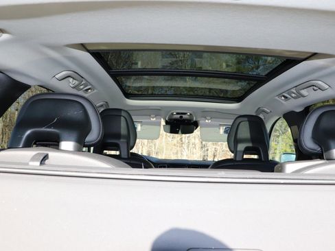 Used 2018 Volvo XC60 T6 Momentum w/ Convenience Package image 8