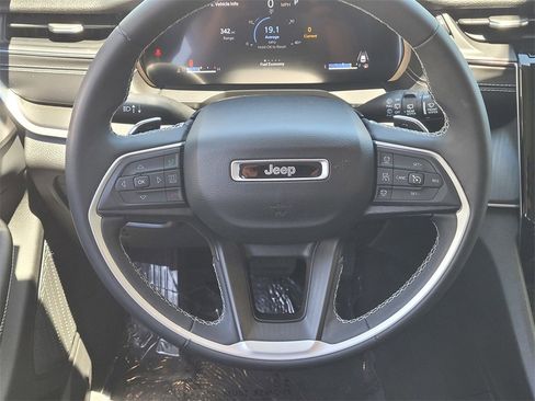 Used 2023 Jeep Grand Cherokee L Laredo image 10