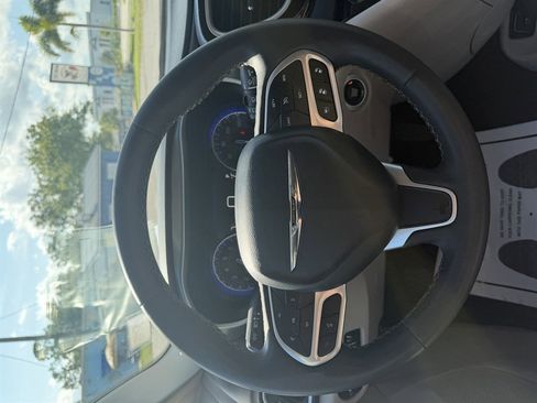 Used 2024 Chrysler Pacifica Touring-L FWD image 11