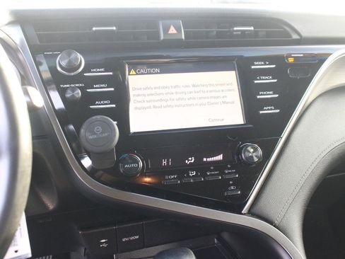 Used 2018 Toyota Camry L image 19