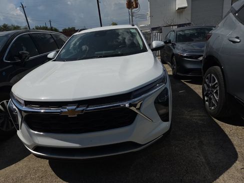Used 2025 Chevrolet Trax LT w/ LT Convenience Package FWD image 7