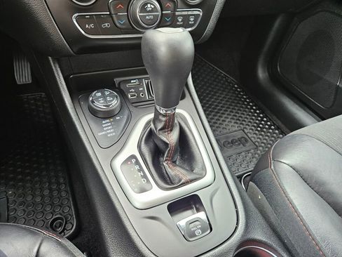 Used 2018 Jeep Cherokee Trailhawk AWD/4WD image 28