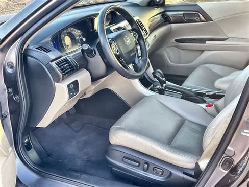 Used 2017 Honda Accord Touring image 3