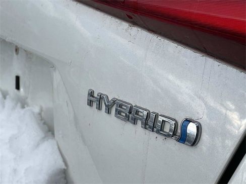 Used 2019 Toyota Prius LE image 9