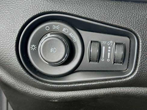 Used 2017 Jeep Renegade Trailhawk w/ Premium Trailhawk Package AWD/4WD image 17