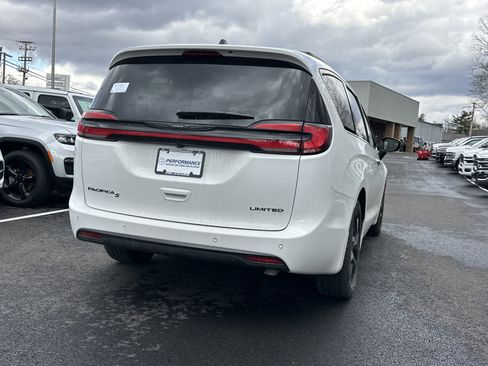 New 2026 Chrysler Pacifica Limited w/ S Appearance Package FWD image 17