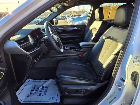 Used 2023 Jeep Grand Cherokee Altitude image 13