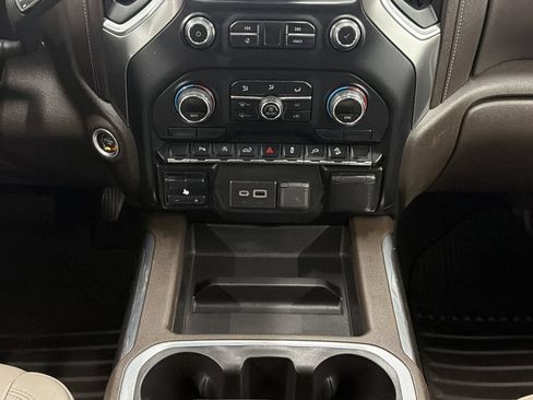 Used 2022 Chevrolet Silverado 1500 LTZ w/ Z71 Off-Road Package AWD/4WD image 18