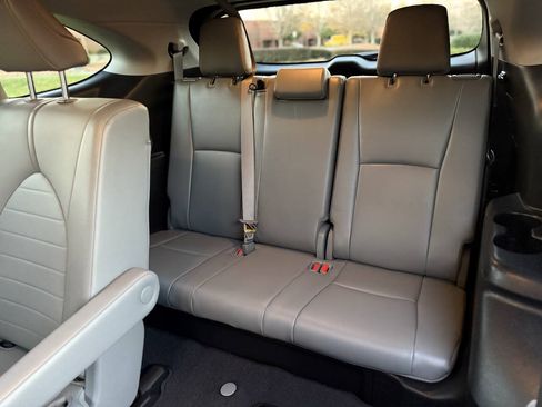 Used 2021 Toyota Highlander XLE FWD image 18