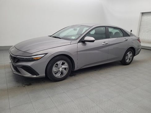 Used 2024 Hyundai Elantra SE image 2