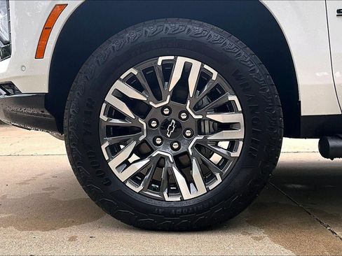 New 2026 Chevrolet Suburban Z71 w/ Z71 Off-Road Package AWD/4WD image 9