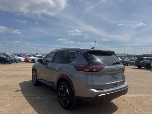 Used 2024 Nissan Rogue SV w/ SV Premium Package image 15