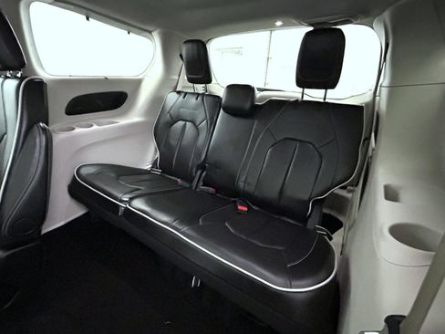 Used 2024 Chrysler Pacifica Limited FWD image 19