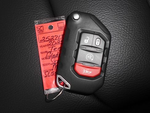 New 2025 Jeep Gladiator Sport image 9