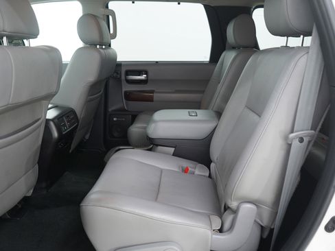 Used 2015 Toyota Sequoia Platinum image 17