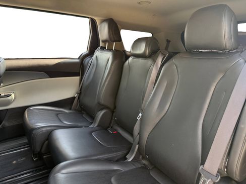 Used 2022 Kia Carnival LX image 12