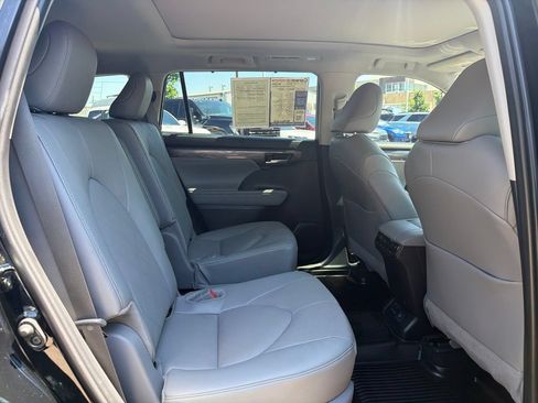 Used 2025 Toyota Highlander Platinum AWD/4WD image 15