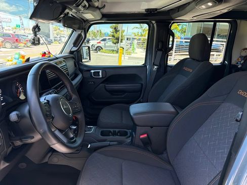 Used 2024 Jeep Gladiator Mojave AWD/4WD image 11