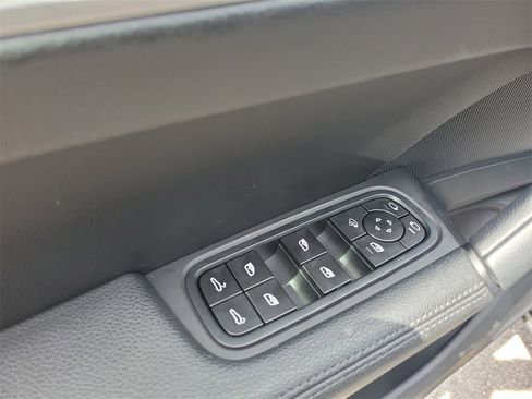 Used 2025 Porsche Cayenne image 25