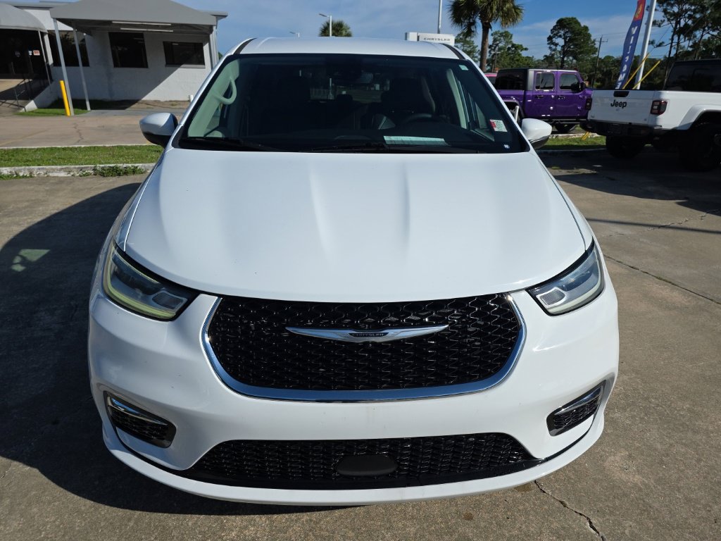 Used 2023 Chrysler Pacifica Touring-L FWD image 6
