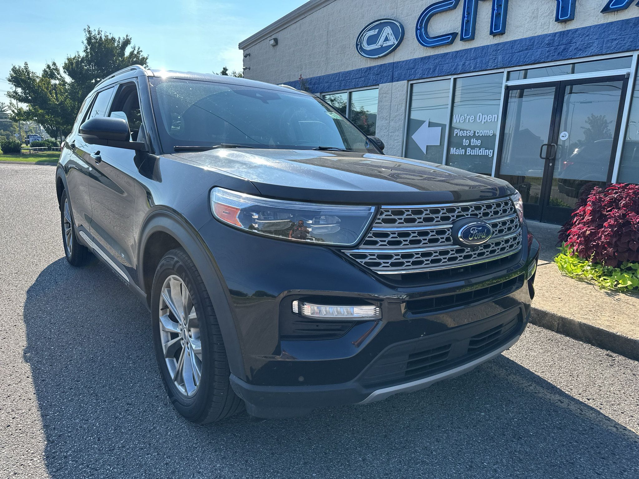 Used 2023 Ford Explorer Limited w/ Equipment Group 301A RWD image 2