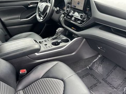Used 2025 Toyota Highlander XSE AWD/4WD image 21