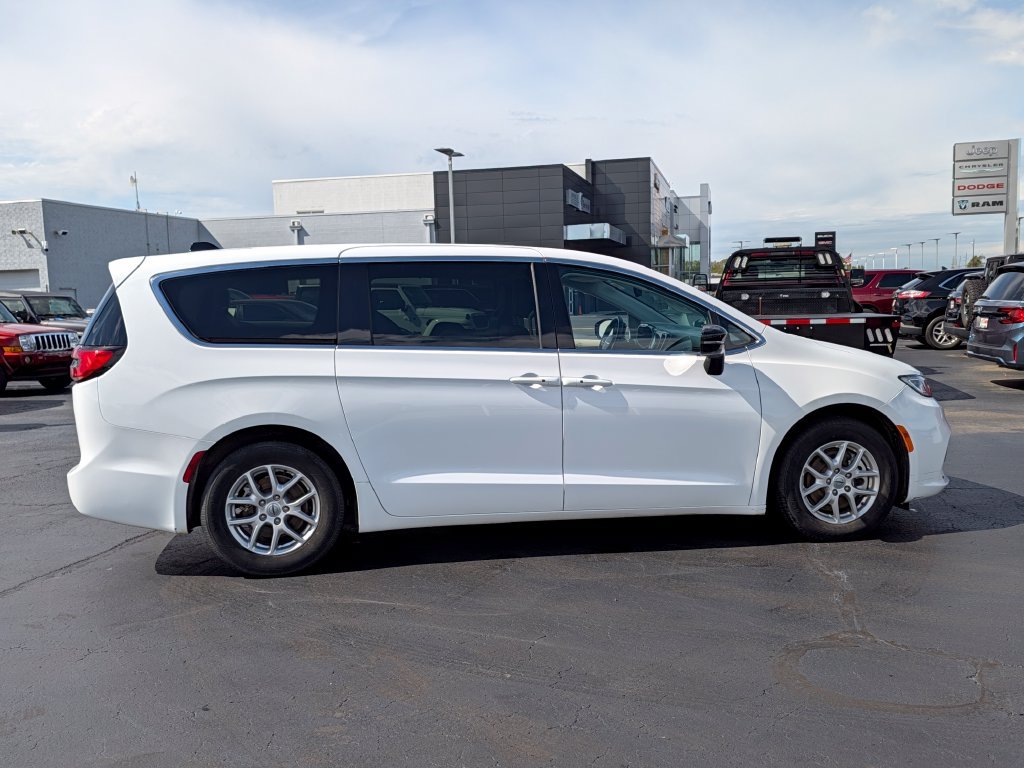 Used 2024 Chrysler Pacifica Touring-L FWD image 8