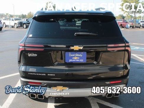 Used 2024 Chevrolet Traverse LT image 9