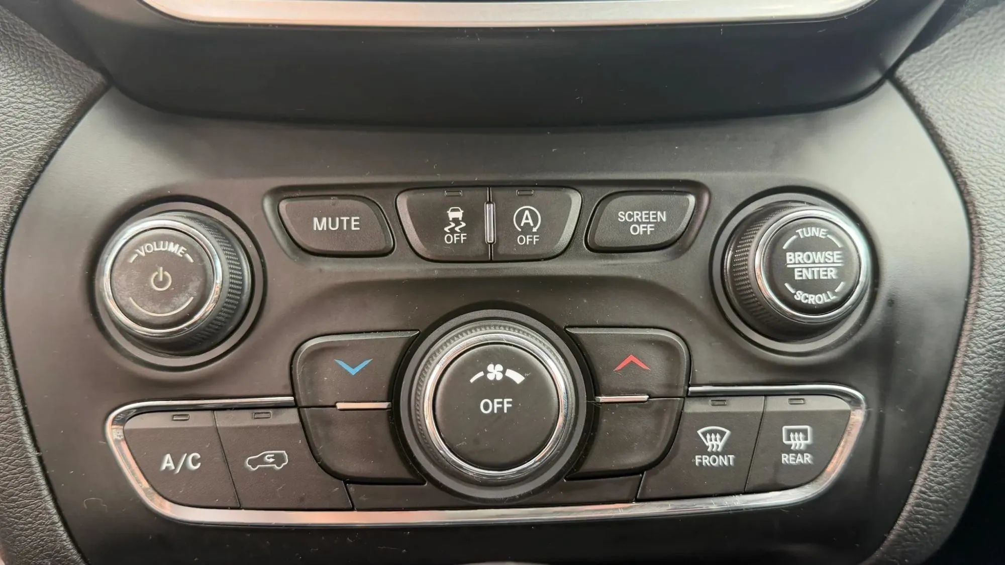 Used 2019 Jeep Cherokee Latitude Plus FWD image 30