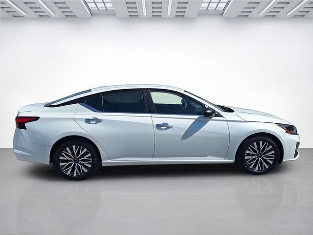 Used 2025 Nissan Altima 2.5 SV FWD image 3