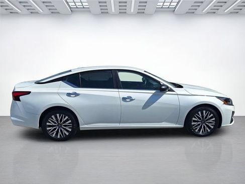 Used 2025 Nissan Altima 2.5 SV FWD image 3