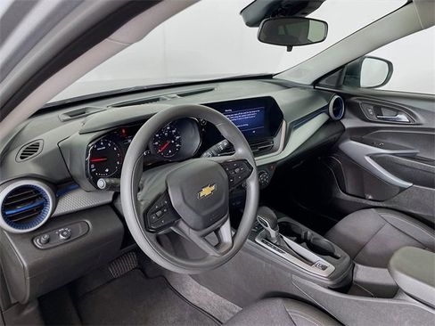 Certified 2025 Chevrolet Trax LS image 13