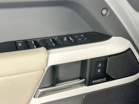 Used 2024 Land Rover Defender 110 SE image 19