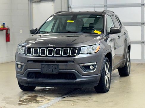 Used 2018 Jeep Compass Latitude w/ Popular Equipment Group AWD/4WD image 3
