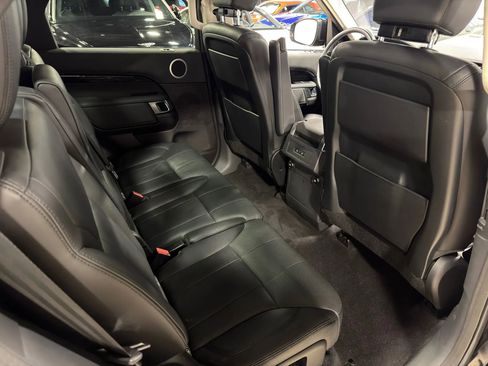 Used 2018 Land Rover Discovery SE image 23