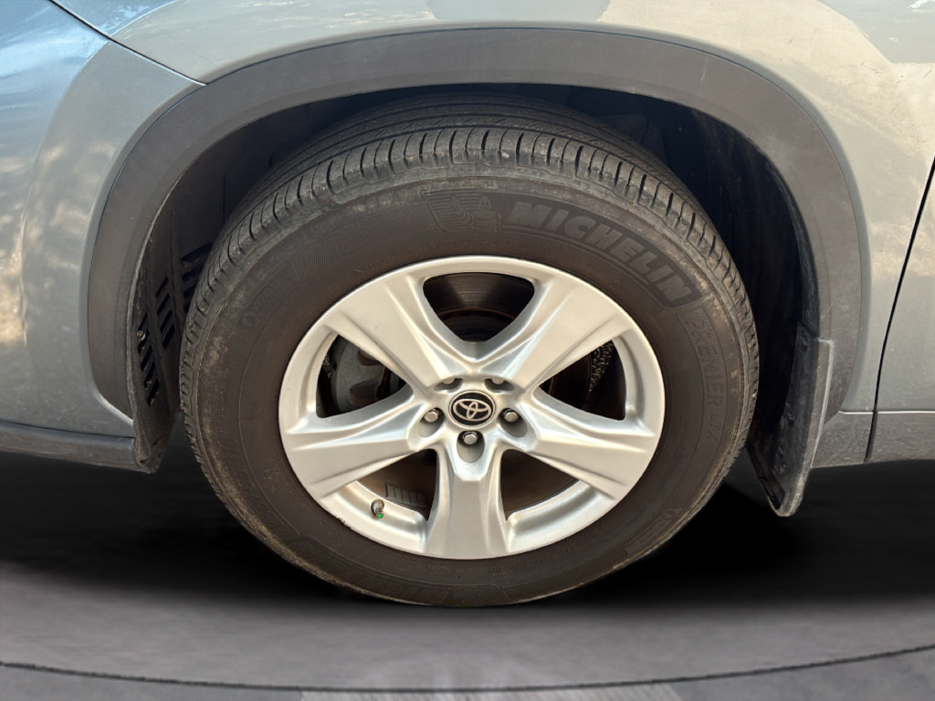 Used 2023 Toyota Highlander LE FWD image 30