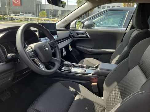 Used 2026 Mitsubishi Outlander ES FWD image 27