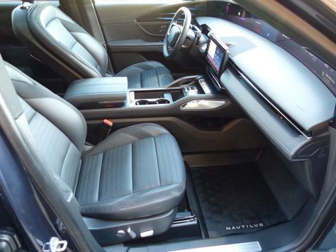 Used 2024 Lincoln Nautilus Reserve w/ Equipment Group 202A image 27