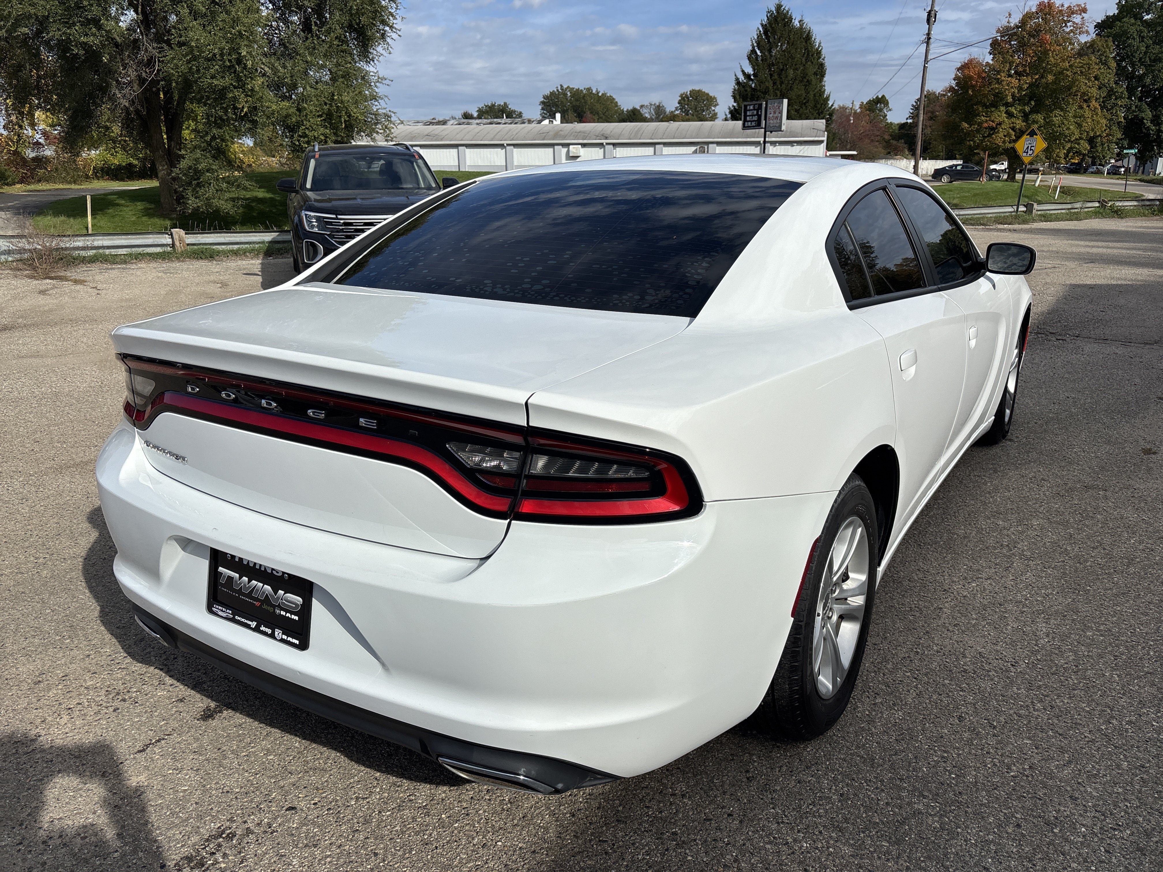 Used 2016 Dodge Charger SE RWD image 3