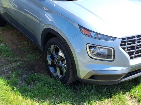 Certified 2022 Hyundai Venue SEL image 11