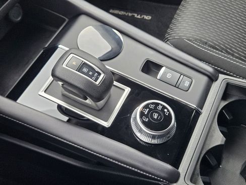 Used 2024 Mitsubishi Outlander ES FWD image 19
