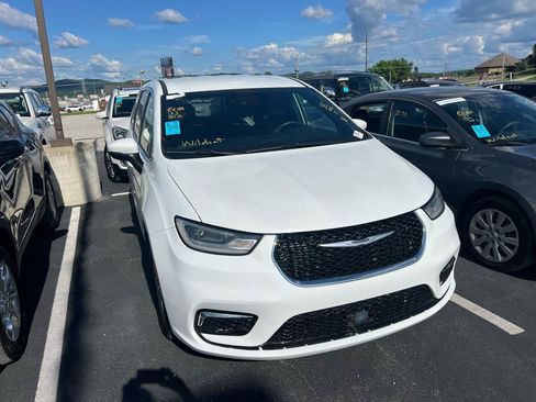 Used 2023 Chrysler Pacifica Touring FWD image 2