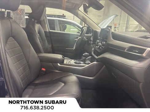 Used 2023 Toyota Highlander L image 10