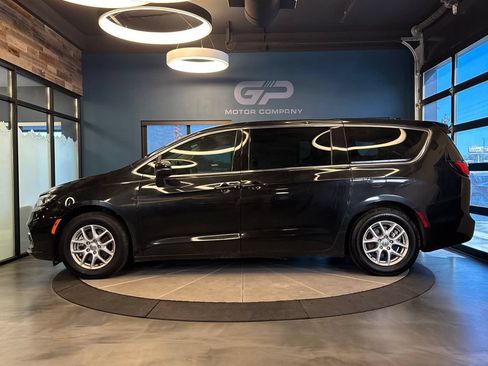 Used 2023 Chrysler Pacifica Touring-L FWD image 6
