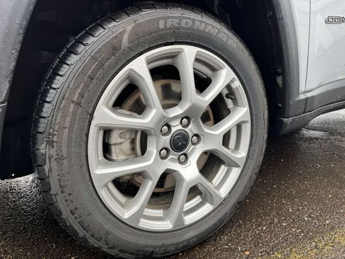 Used 2025 Jeep Compass Limited image 32